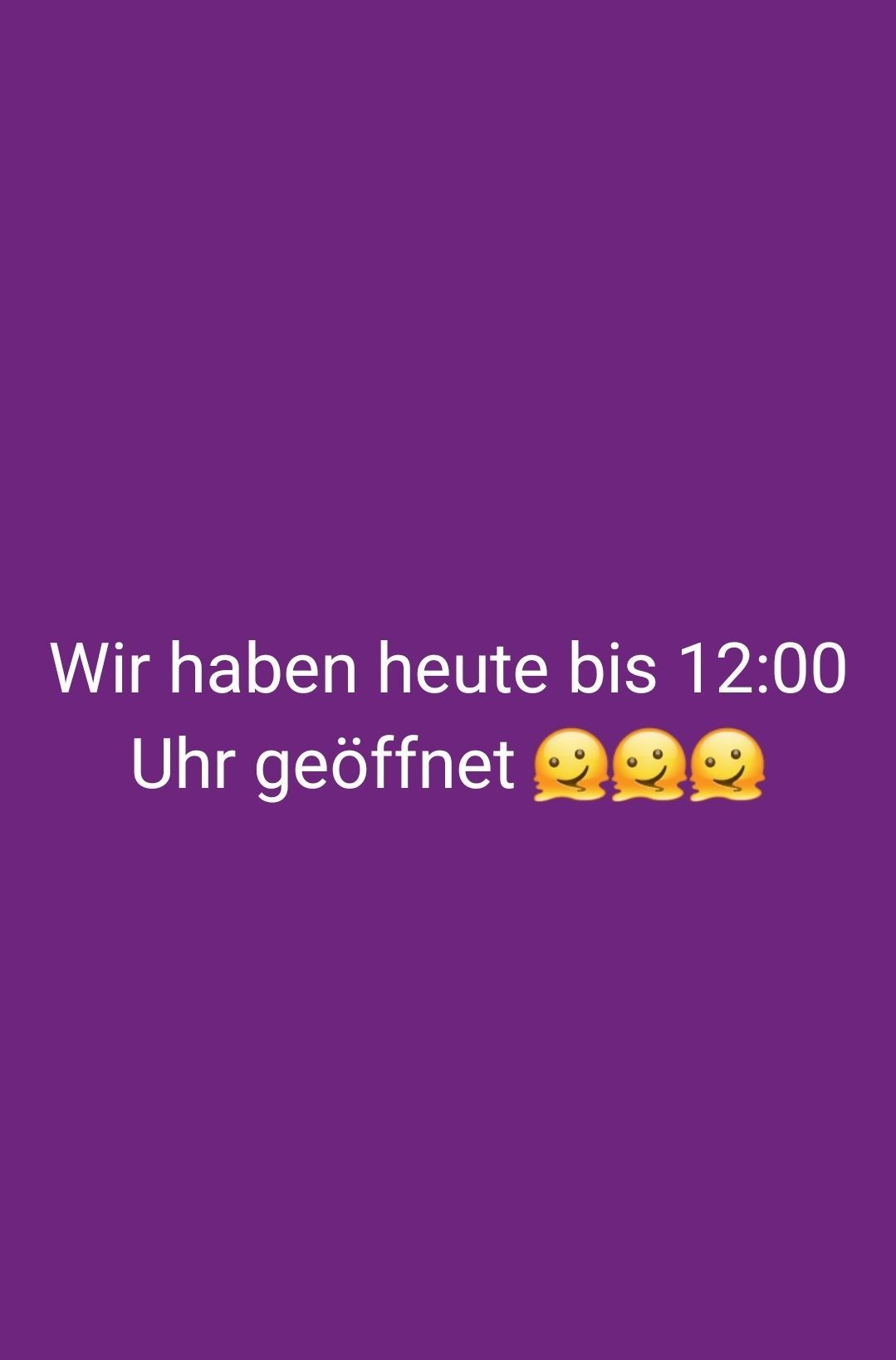 Lila Hintergrund mit weißem Text, der 'Wir haben heute bis 12:00 Uhr geöffnet' sagt und drei smiley Emojis.