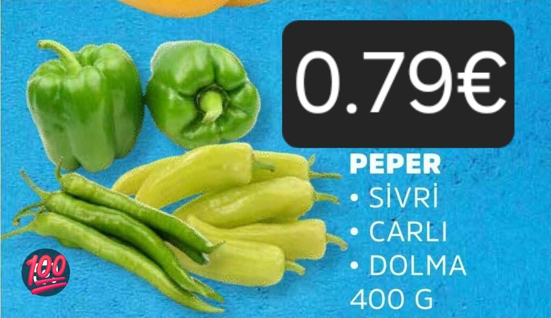 Frische grüne und gelbe Paprikaschoten, mit einem Preis von 0,79 für 400 Gramm. Sorten umfassen sivri, carli und dolma.