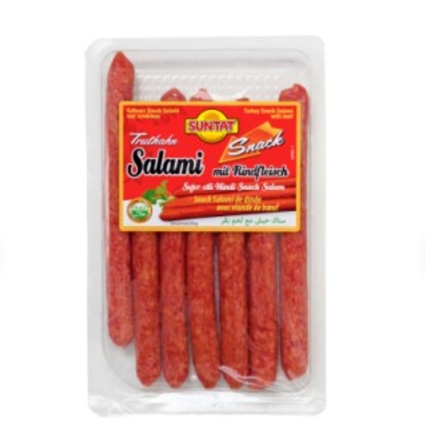 Eine Packung Suntat Salami mit Rindfleisch enthält sieben Würste. Das Produkt hat ein rotes Etikett mit dem Markennamen und zusätzlichen Informationen.