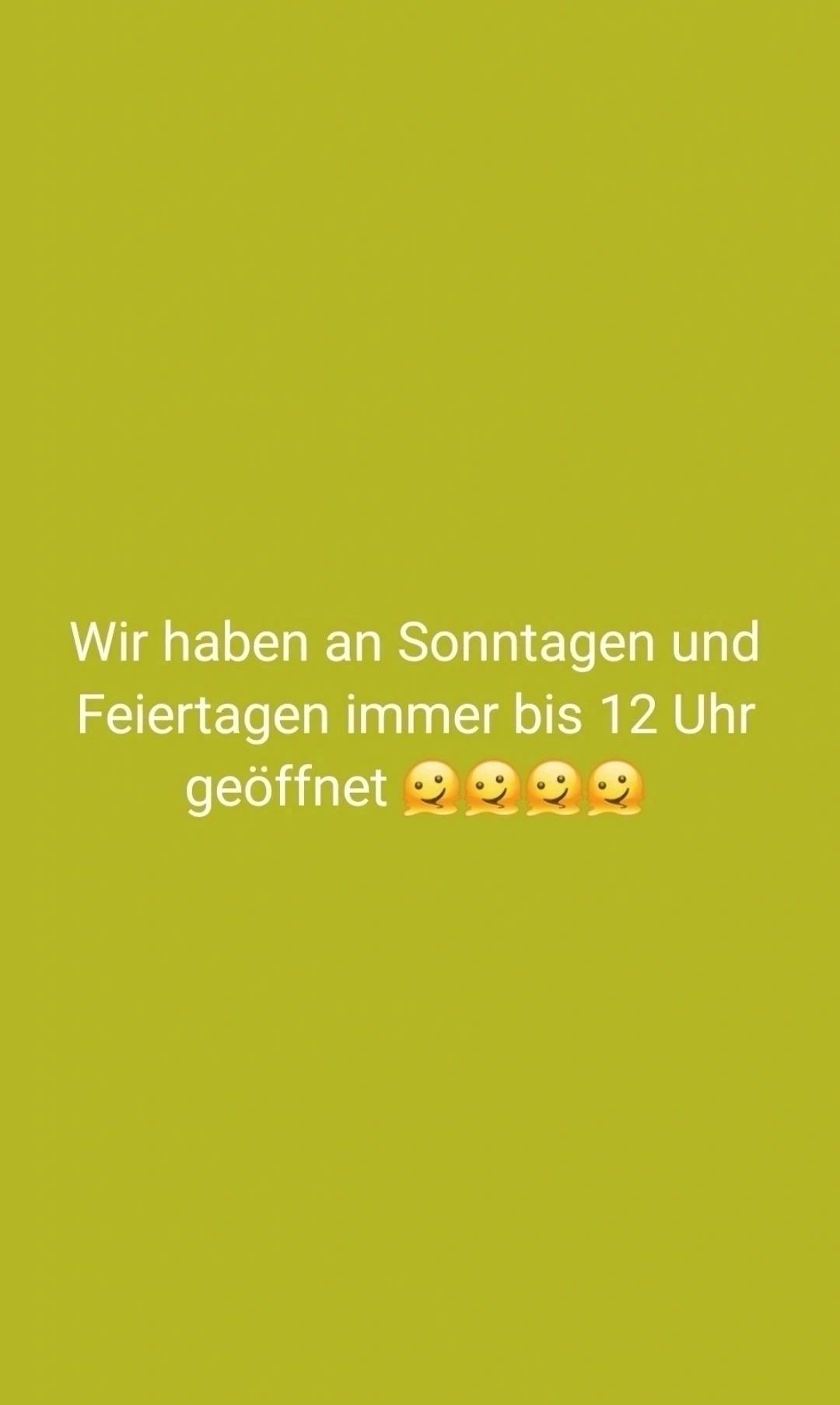 An Sonn- und Feiertagen sind wir immer bis 12 Uhr geöffnet. Drei lächelnde Emojis sind zu sehen.