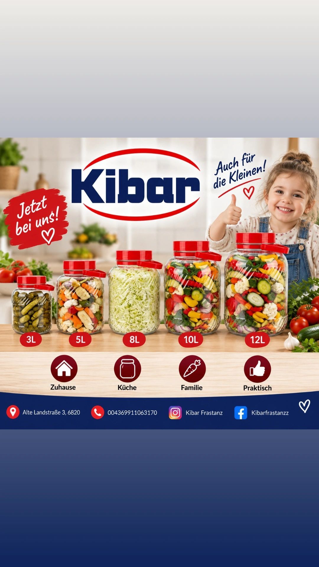 Werbung für Kibar Gläser, mit einem lächelnden Kind und verschiedenen Gläsern voller Gemüse. Die Gläser sind mit den Größen 3L, 5L, 8L, 10L und 12L beschriftet. Die Gläser stehen auf einem Holztisch mit frischem Gemüse drumherum. Die Werbung enthält auch Kontaktinformationen und Social-Media-Icons.
