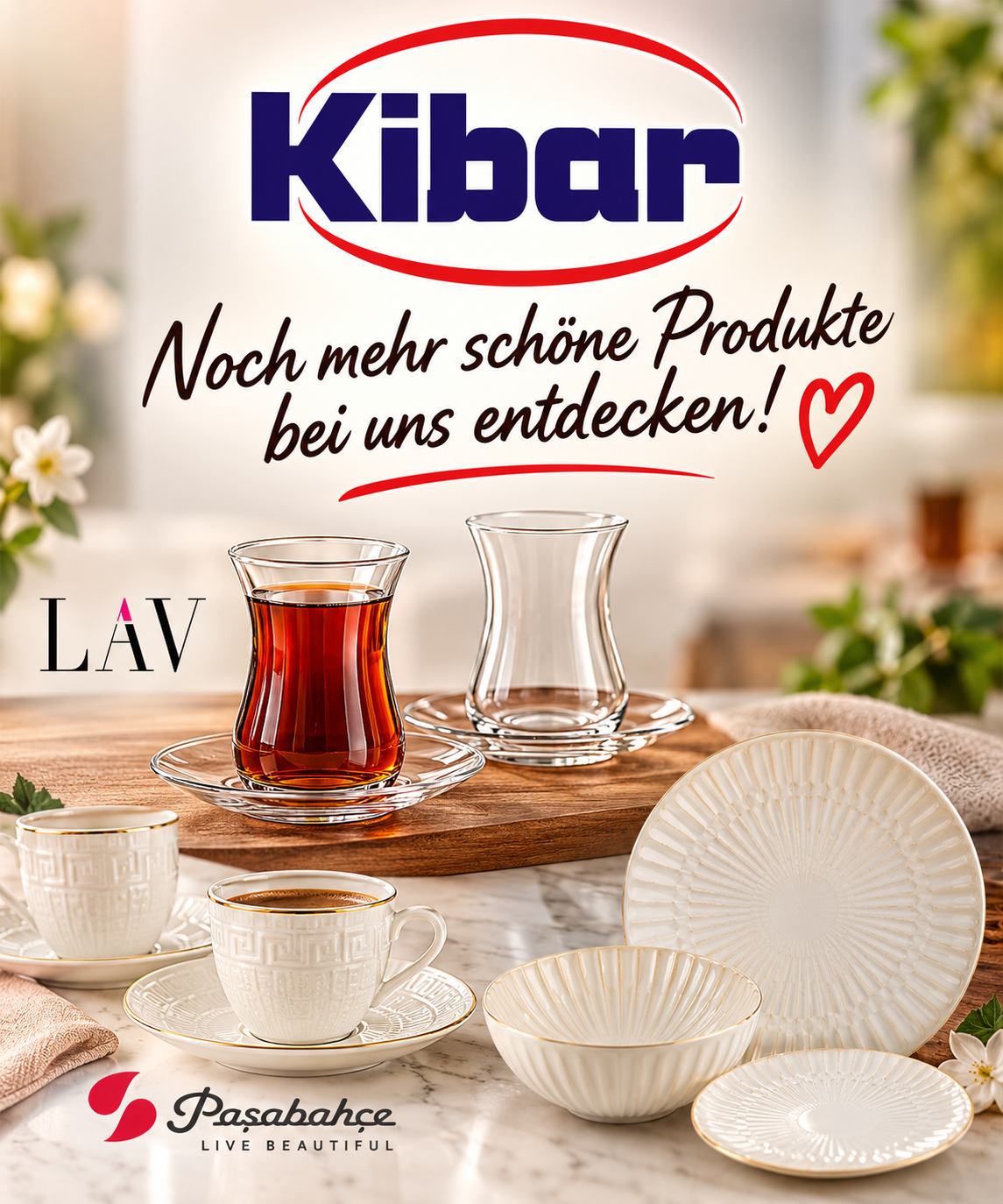 Ein Werbebild für Kibar mit einer Tischdekoration, bestehend aus Teetassen, Untertassen und Tellern. Der Text lautet 'Entdecken Sie noch mehr schöne Produkte bei uns!' in Deutsch.