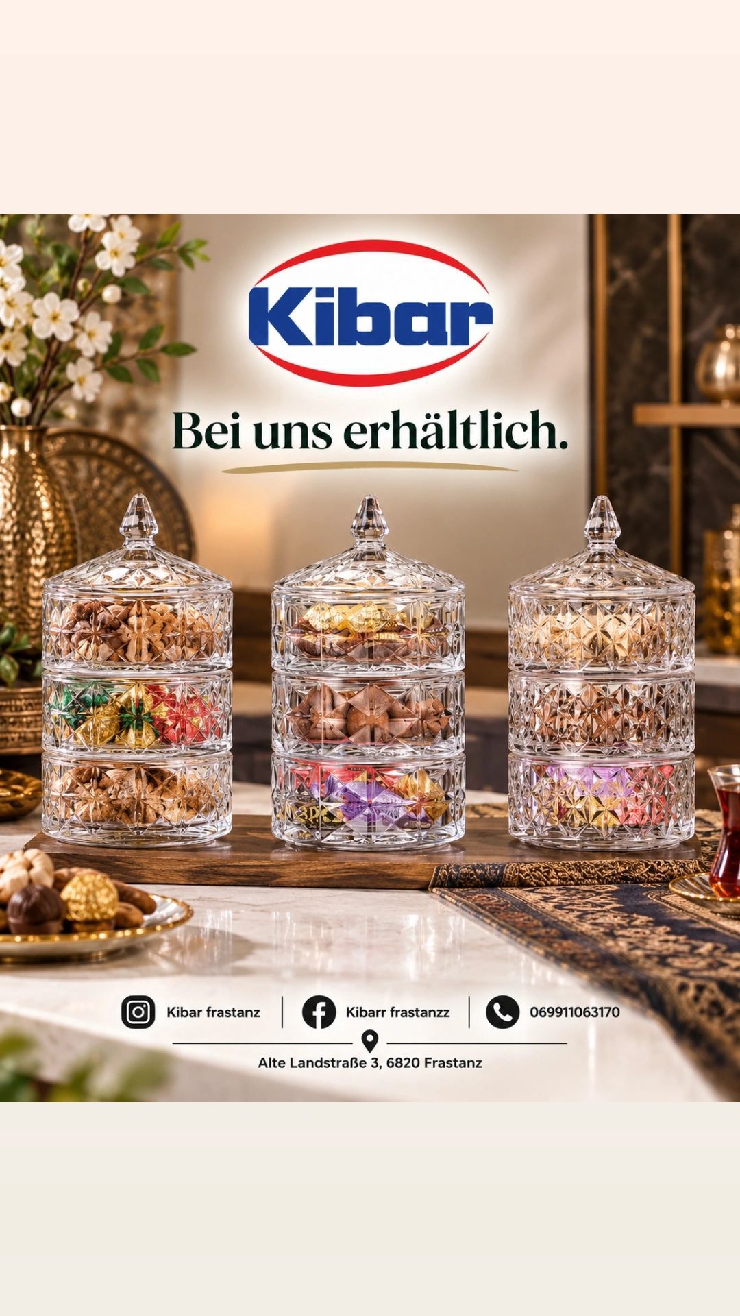 Drei Glasgläser mit verschiedenen Schokoladen und Süßigkeiten, auf einem Holztablett mit einer Marmorplatte ausgestellt. Die Gläser sind mit dem Markennamen Kibar beschriftet.