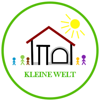 Ein kreisförmiges Logo für Kleine Welt mit einem Haus, einer Sonne und mehreren bunten Kinderfiguren.