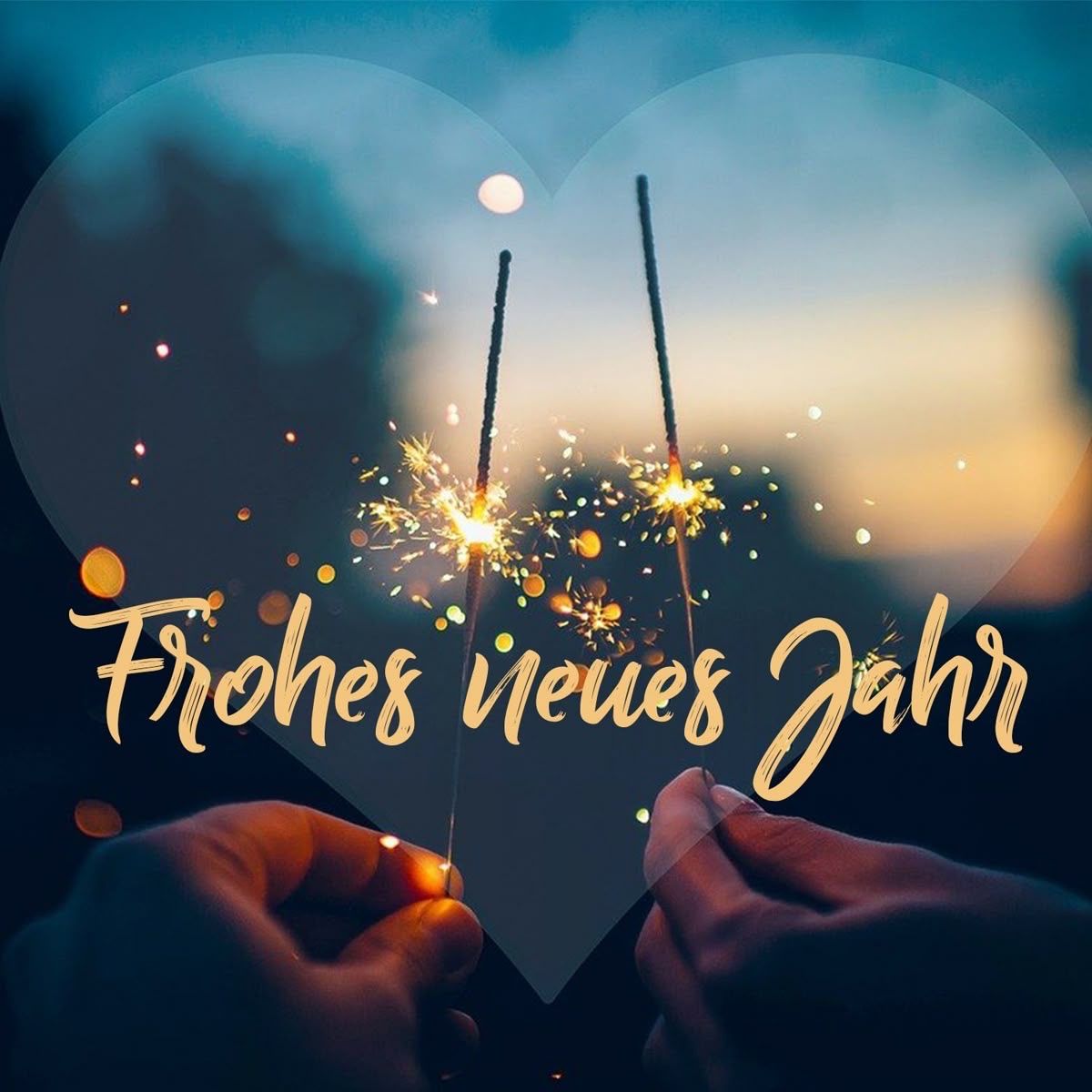 Zwei Hände halten Wunderkerzen in Herzform, umgeben von Feuerwerk. Der deutsche Text 'Frohes neues Jahr' bedeutet 'Frohes neues Jahr'.