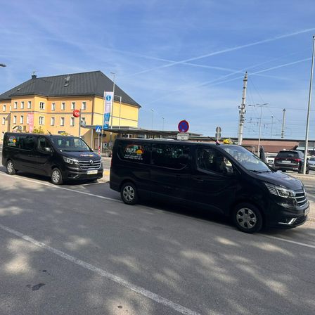 Bild enthält, Moving Van, Transportation, Vehicle, Minivan, Car, Chair, Furniture, Person, Road Sign, Symbol