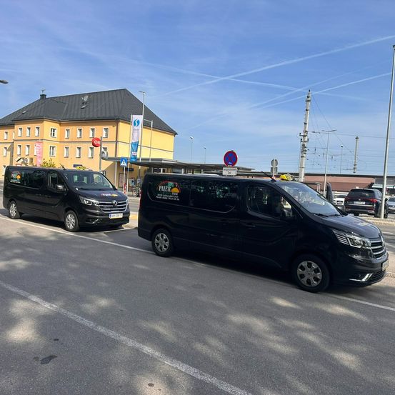 Bild enthält, Moving Van, Transportation, Vehicle, Minivan, Car, Chair, Furniture, Person, Road Sign, Symbol