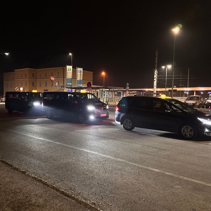 Bild enthält, Road, Car, Vehicle, Tarmac, Spoke, Wheel, Intersection, Person, Alloy Wheel, Building