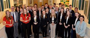 Bild enthält, Groupshot, Person, People, Adult, Female, Woman, Bride, Suit, Coat, Face