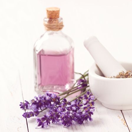 Bild enthält, Herbal, Herbs, Plant, Flower, Lavender, Bottle, Cosmetics, Perfume, Coffee, Coffee Cup