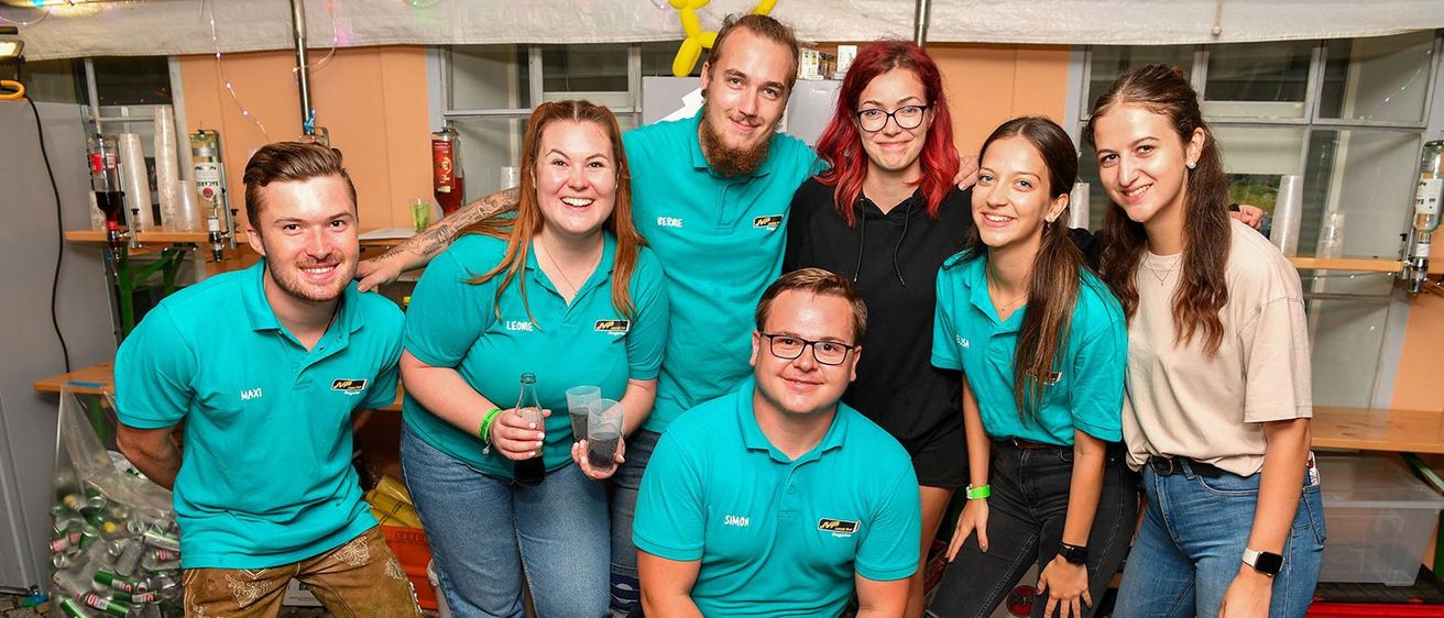 Bild enthält, People, Person, Pants, Female, Girl, Teen, Groupshot, Adult, Woman, Man