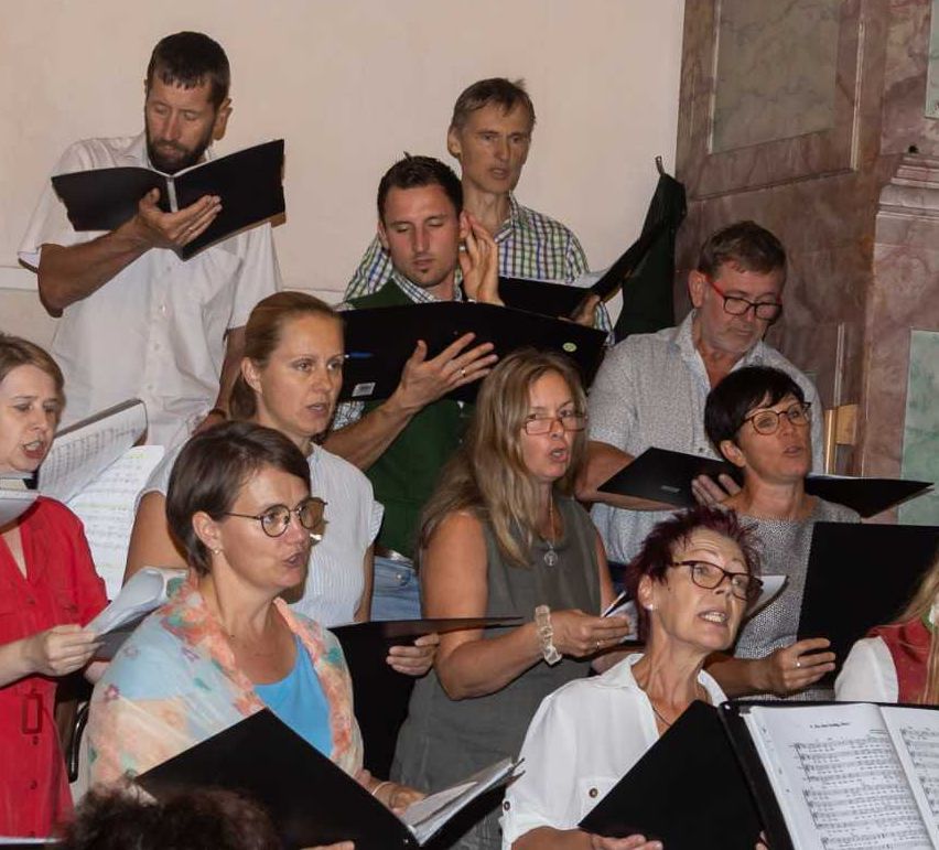 Bild enthält, Adult, Female, Person, Woman, Male, Man, Glasses, People, Face, Necklace