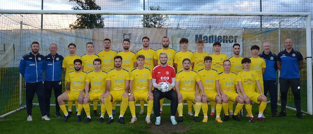 Bild enthält, People, Person, Groupshot, Team, Soccer Ball, Sport, Adult, Male, Man, Shoe