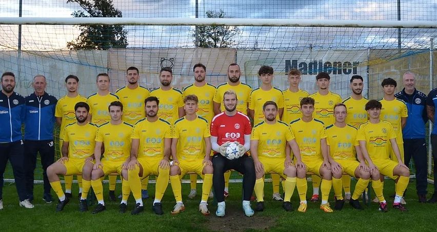 Bild enthält, People, Person, Groupshot, Team, Soccer Ball, Sport, Adult, Male, Man, Shoe