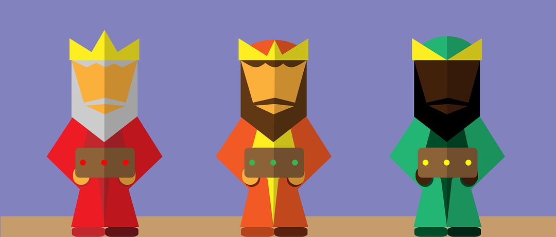 Drei Könige in traditioneller Kleidung, jeder trägt eine Krone und hält eine Box mit grünem Licht. Sie stehen vor einem schlichten blauen Hintergrund.