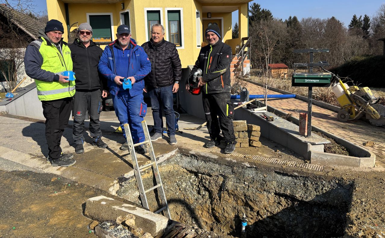 Bild enthält, Soil, Person, Worker, Adult, Male, Man, Hardhat, Jacket, Jeans, Pants
