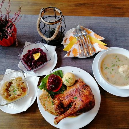 Bild enthält, Brunch, Food, Food Presentation, Meal, Plate, Dinner, Dish, Cutlery, Lunch, Mutton