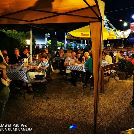 Bild enthält, Urban, Indoors, Restaurant, Adult, Male, Man, Person, People, City, Night Life