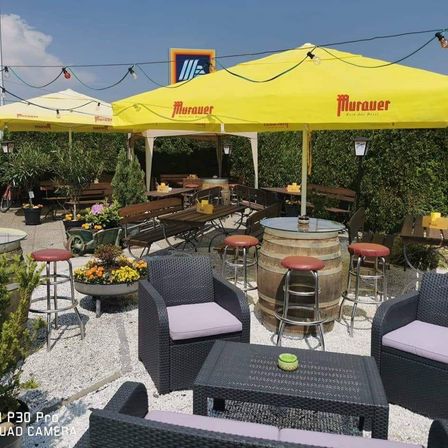 Bild enthält, Interior Design, Furniture, Table, Patio, Dining Table, Chair, Patio Umbrella, Outdoors, Terrace, Backyard