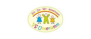 Das Logo zeigt drei Kinder, eines mit erhobenen Armen, mit einem Regenbogen im Hintergrund. Es steht Ich, Du, Wir, gemeinsam, VS Unterlamm.