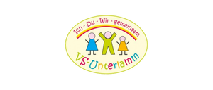 Das Logo zeigt drei Kinder, eines mit erhobenen Armen, mit einem Regenbogen im Hintergrund. Es steht Ich, Du, Wir, gemeinsam, VS Unterlamm.
