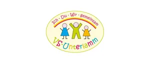 Das Bild zeigt ein Logo für 'Ich Du Wir Gemeinsam VS Unterlamm'. Es zeigt drei Kinder, jedes in einem anderen farbigen Kleid, die unter einem Regenbogen stehen. Der Text ist in einer verspielten Schriftart und fördert Einheit und Gemeinschaft.
