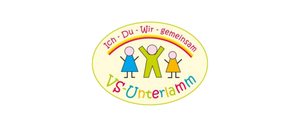 Das Bild zeigt ein Logo für 'Ich Du Wir Gemeinsam VS Unterlamm'. Es zeigt drei Kinder, jedes in einem anderen farbigen Kleid, die unter einem Regenbogen stehen. Der Text ist in einer verspielten Schriftart und fördert Einheit und Gemeinschaft.