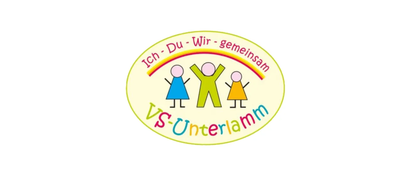 Das Bild zeigt ein Logo für 'Ich Du Wir Gemeinsam VS Unterlamm'. Es zeigt drei Kinder, jedes in einem anderen farbigen Kleid, die unter einem Regenbogen stehen. Der Text ist in einer verspielten Schriftart und fördert Einheit und Gemeinschaft.