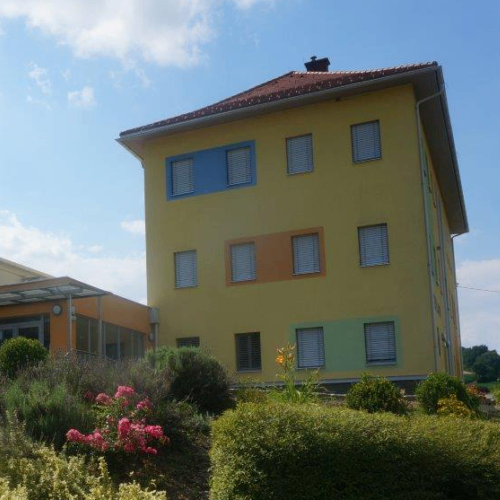 Bild enthält, Architecture, Building, Hotel, Housing, Villa, Resort, Neighborhood, Grass, Plant, City