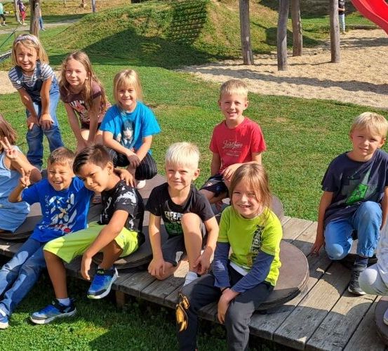 Bild enthält, Grass, Outdoors, Park, People, Person, Child, Female, Girl, Boy, Male