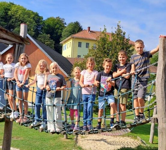 Bild enthält, People, Person, Outdoors, Grass, Plant, Nature, Park, Play Area, Outdoor Play Area