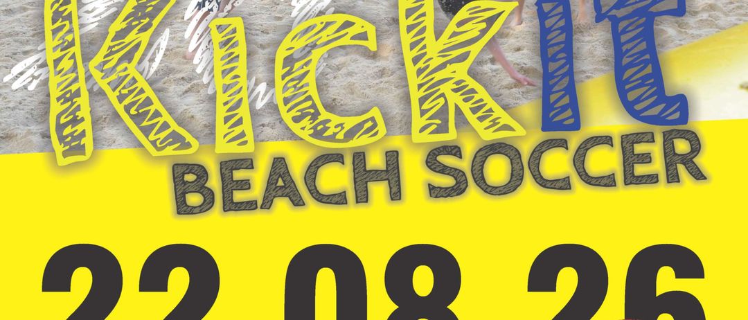 Werbeplakat für Kick Beach Soccer Event am 22.08.26 um 9:00 Uhr am Beach-Volleyballplatz Thava. Kinder spielen im Sand.