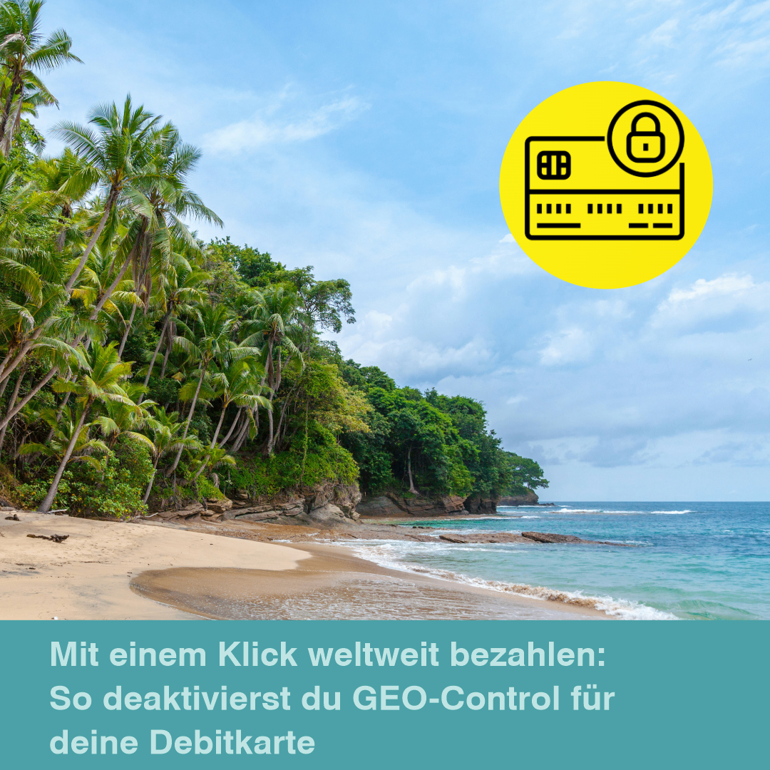 Ein Strand mit hohen Palmen, einem gelben Kreis mit einem Schlosssymbol und blauem Himmel mit Wolken. Der Text lautet 'Mit einem Klick weltweit bezahlen: So deaktivierst du GEO-Control für deine Debitkarte.'