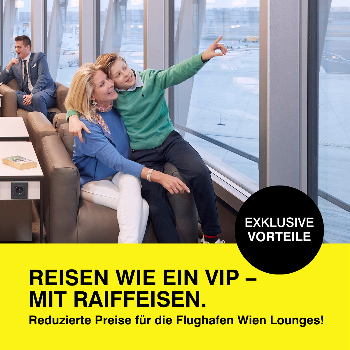 Eine Familie sitzt in einer Flughafenlounge. Ein Mann zeigt aus dem Fenster. Text: Reisen wie ein VIP - mit Raiffeisen. Reduzierte Preise für die Flughafen Wien Lounges!