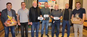 Bild enthält, Pants, People, Person, Shoe, Groupshot, Belt, Flower Arrangement, Adult, Male, Man