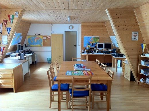 Bild enthält, Dining Room, Dining Table, Indoors, Table, Interior Design, Wood, Plywood, Hardwood, Desk, Chair