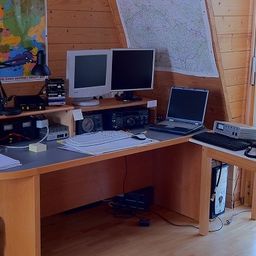 Bild enthält, Furniture, Table, Desk, Lamp, Computer, Electronics, Computer Keyboard, Laptop, Monitor, Rug