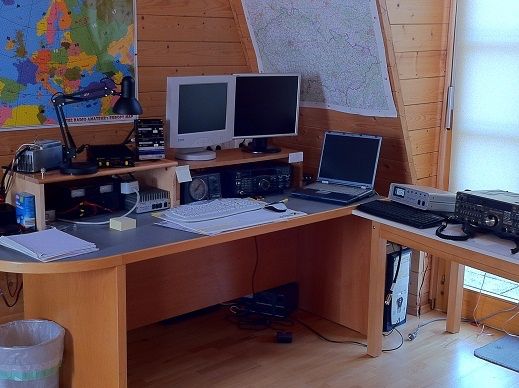 Bild enthält, Furniture, Table, Desk, Lamp, Computer, Electronics, Computer Keyboard, Laptop, Monitor, Rug