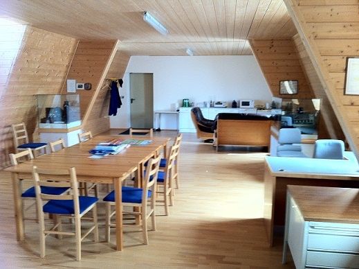 Bild enthält, Wood, Indoors, Interior Design, Dining Table, Table, Dining Room, Plywood, Loft, Desk, Chair