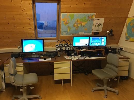 Bild enthält, Furniture, Table, Desk, Chair, Computer Hardware, Electronics, Monitor, Screen, Computer, Indoors