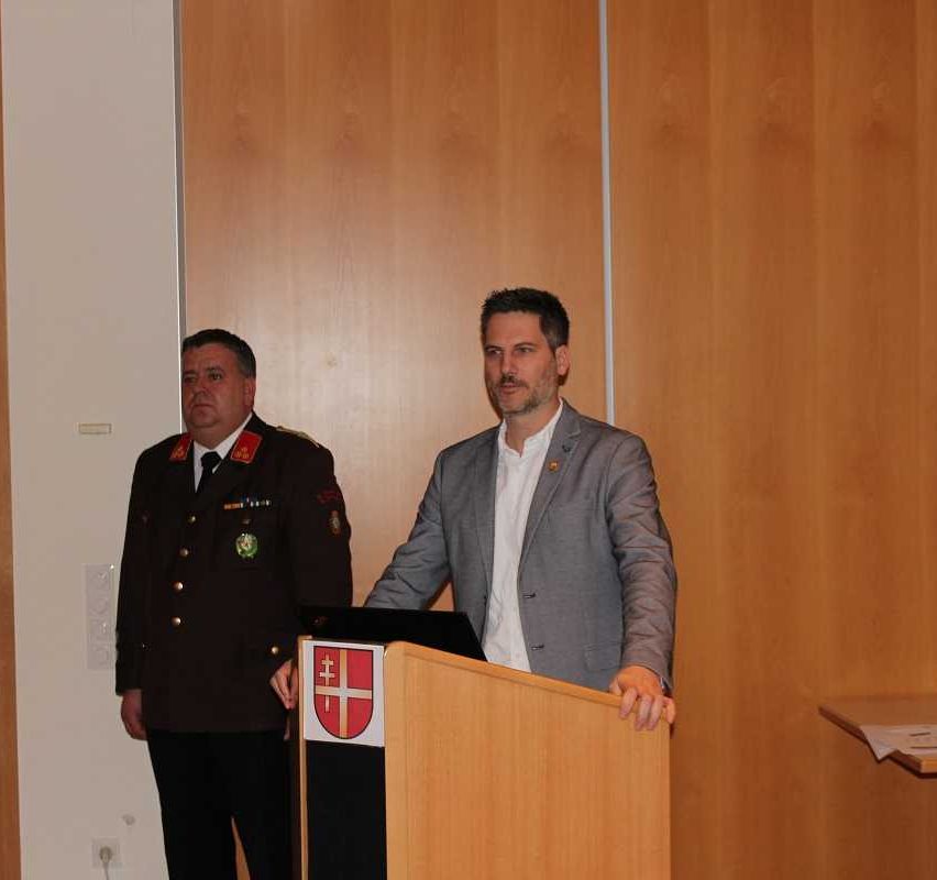 Bild enthält, Crowd, Person, Adult, Male, Man, Audience, Podium, Speech, Face, Coat