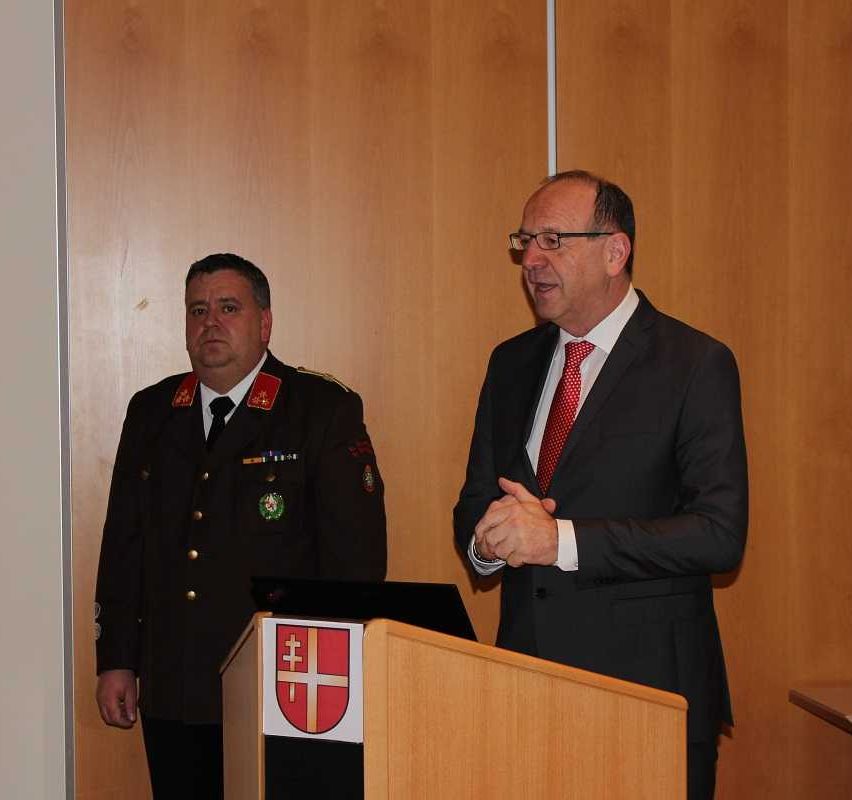 Bild enthält, Crowd, Person, People, Adult, Male, Man, Face, Audience, Tie, Officer