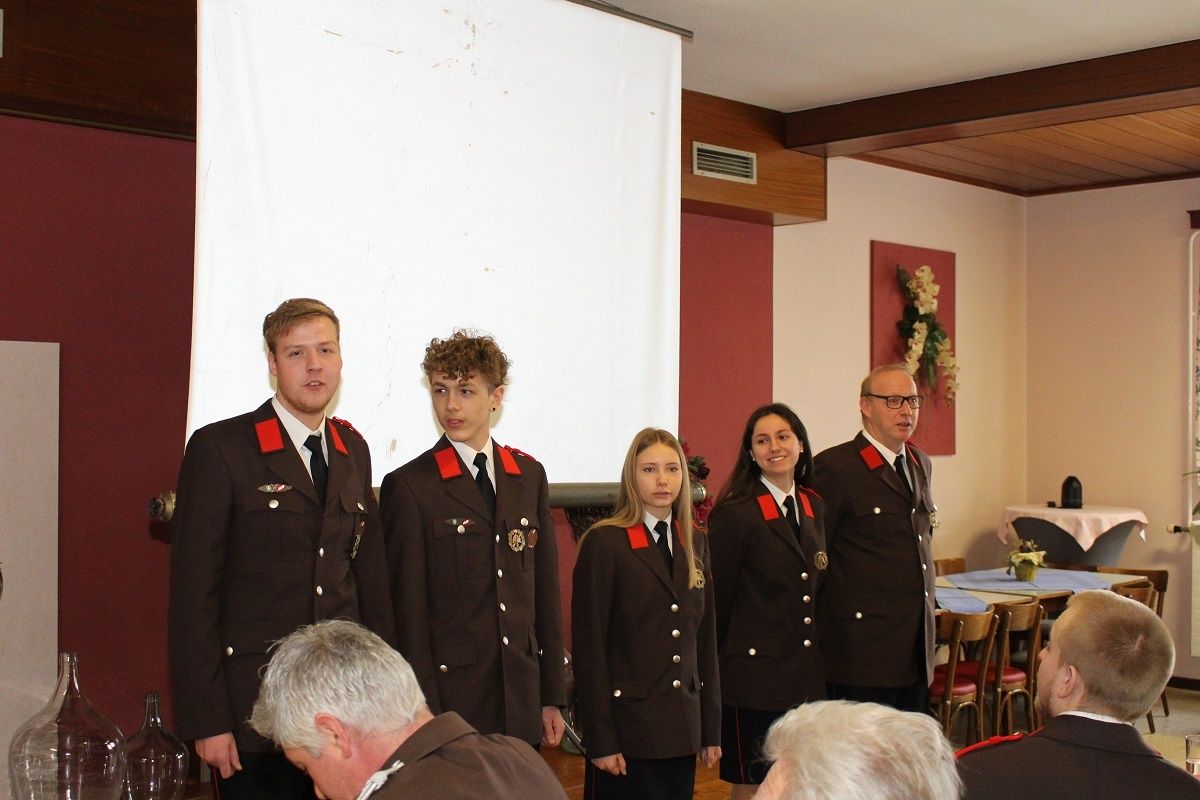 Bild enthält, Coat, People, Person, Suit, Adult, Male, Man, Female, Woman, Officer