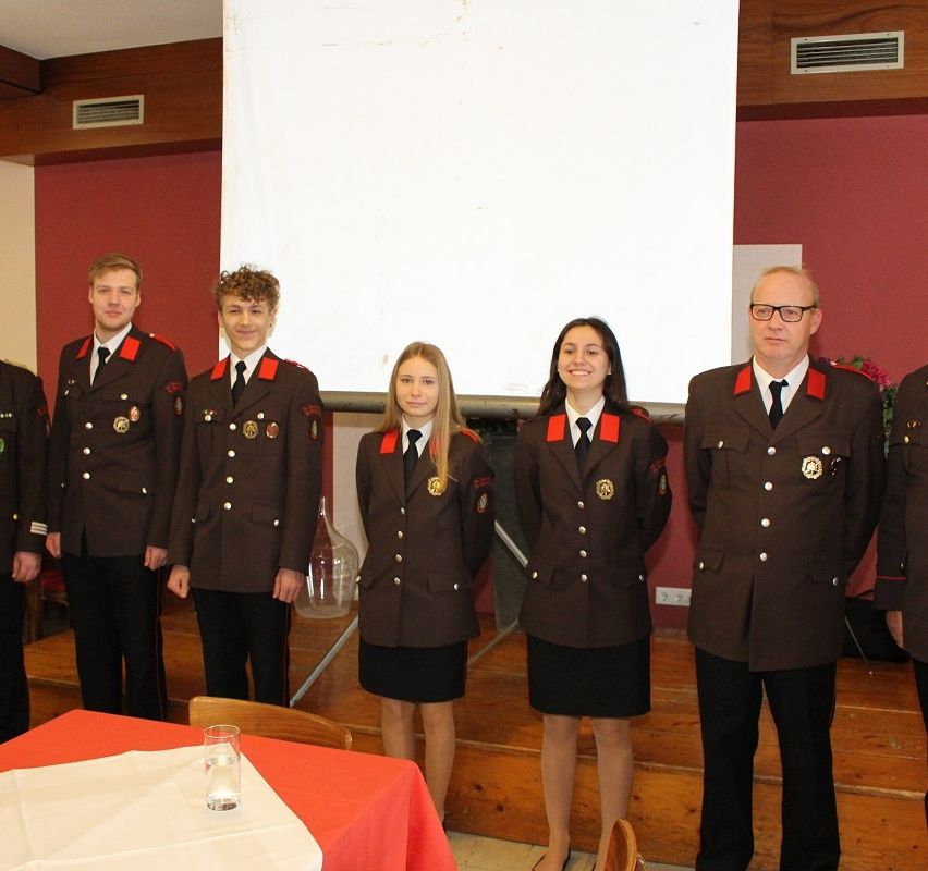 Bild enthält, Person, Adult, Female, Woman, Male, Man, Military, Officer, Coat, Military Officer