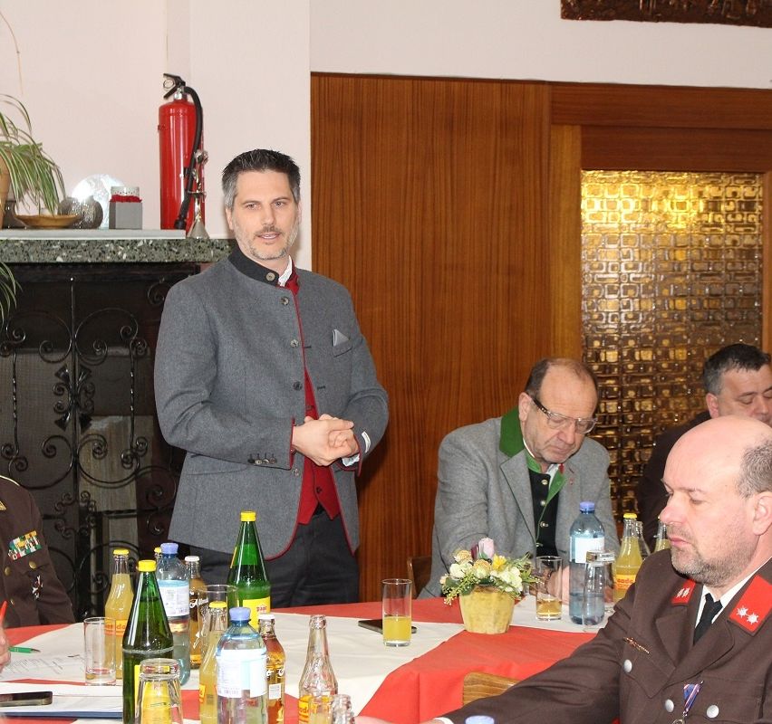 Bild enthält, Dining Table, Table, Dining Room, Adult, Male, Man, Person, Flower Arrangement, Face, Suit