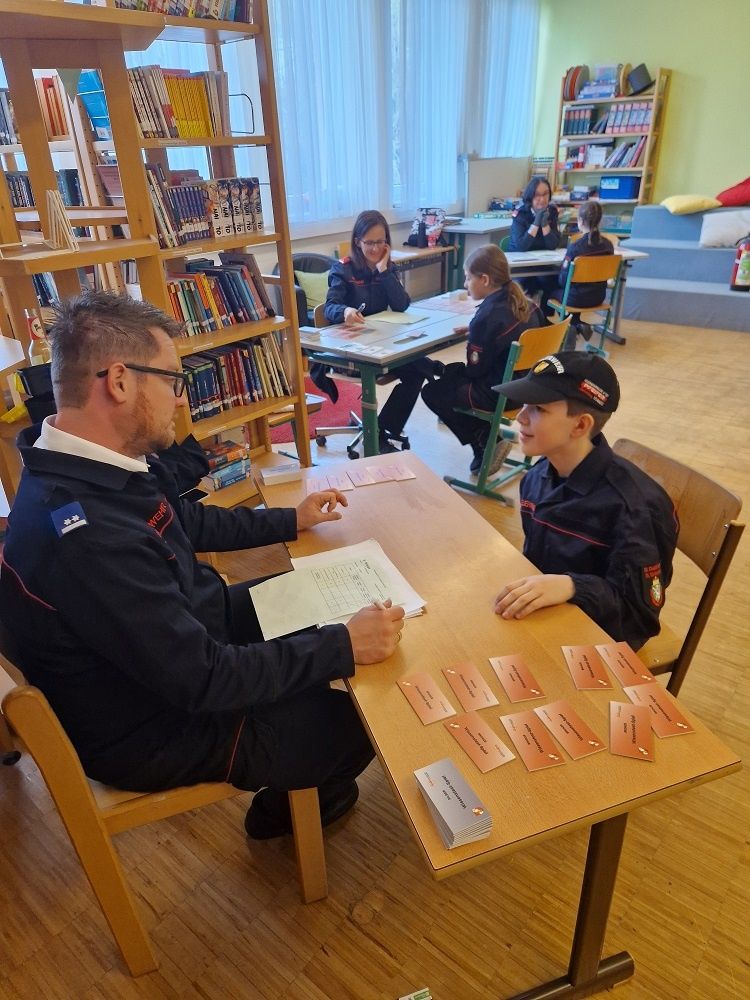 Bild enthält, Plywood, Wood, Adult, Male, Man, Person, Boy, Child, Library, Glasses