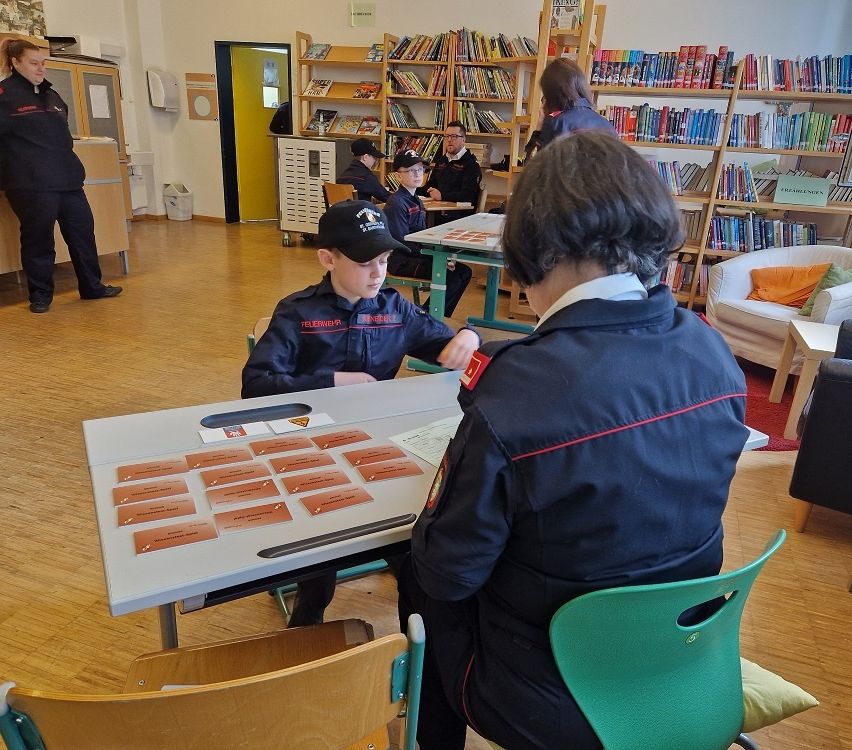 Bild enthält, Book, Library, Plywood, Wood, Boy, Child, Male, Person, Adult, Man