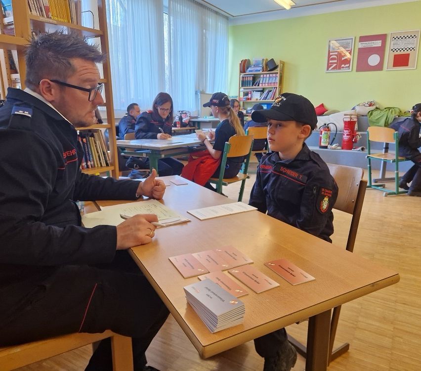 Bild enthält, Adult, Male, Man, Person, Boy, Child, Female, Woman, Student, Glasses