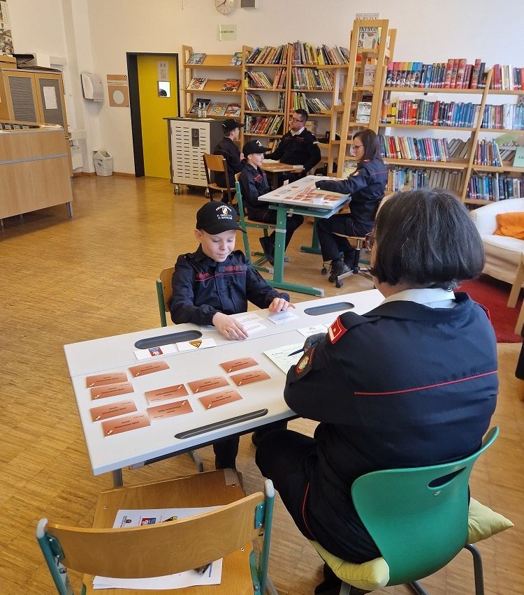 Bild enthält, Book, Library, Chair, Boy, Child, Male, Person, Student, Adult, Man