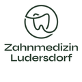 Das Logo für Zahnmedizin Ludersdorf mit einem stilisierten Zahnsymbol in einem Kreis. Der Text 'Zahnmedizin Ludersdorf' steht in Fettschrift unter dem Symbol.